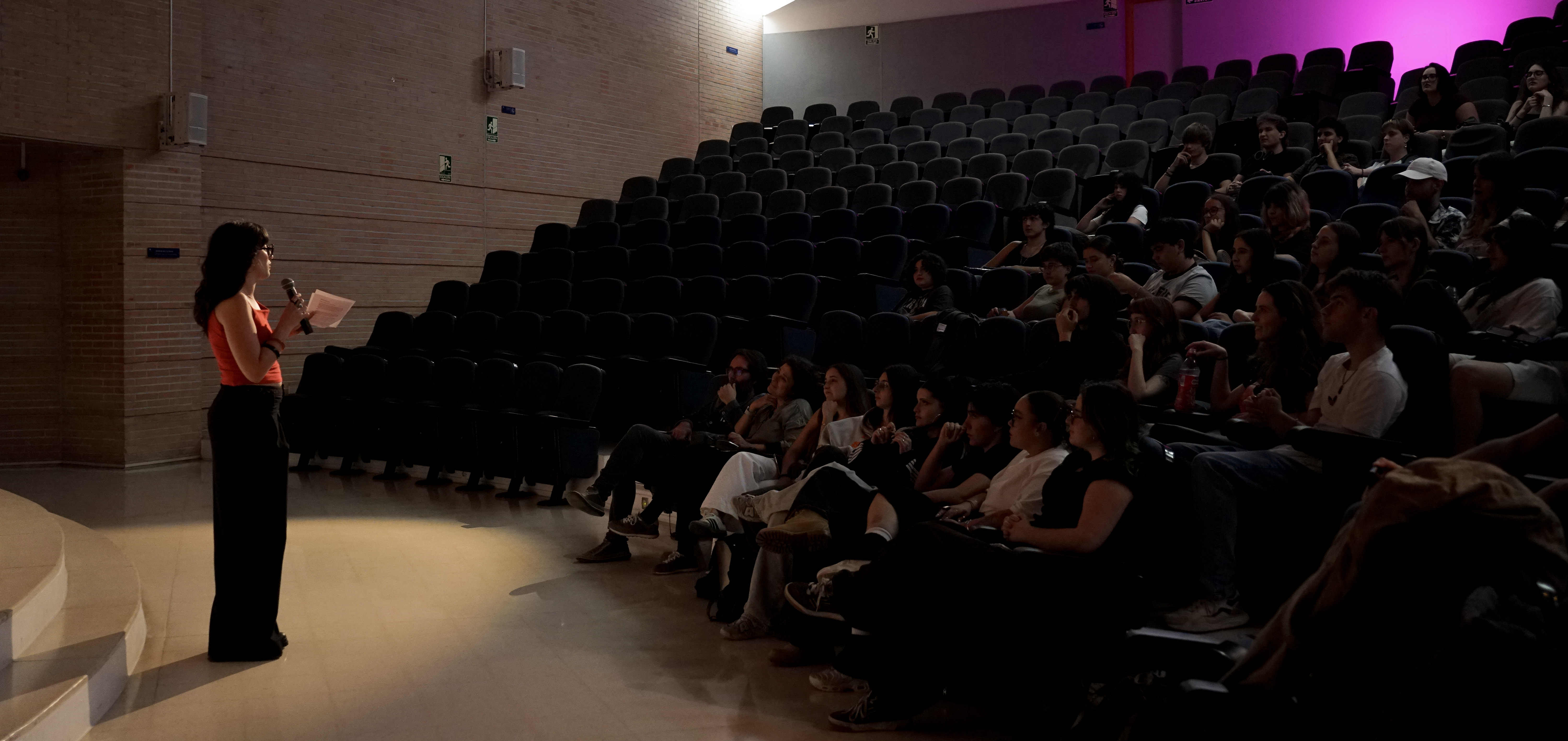 Charla ante el público en el auditorio