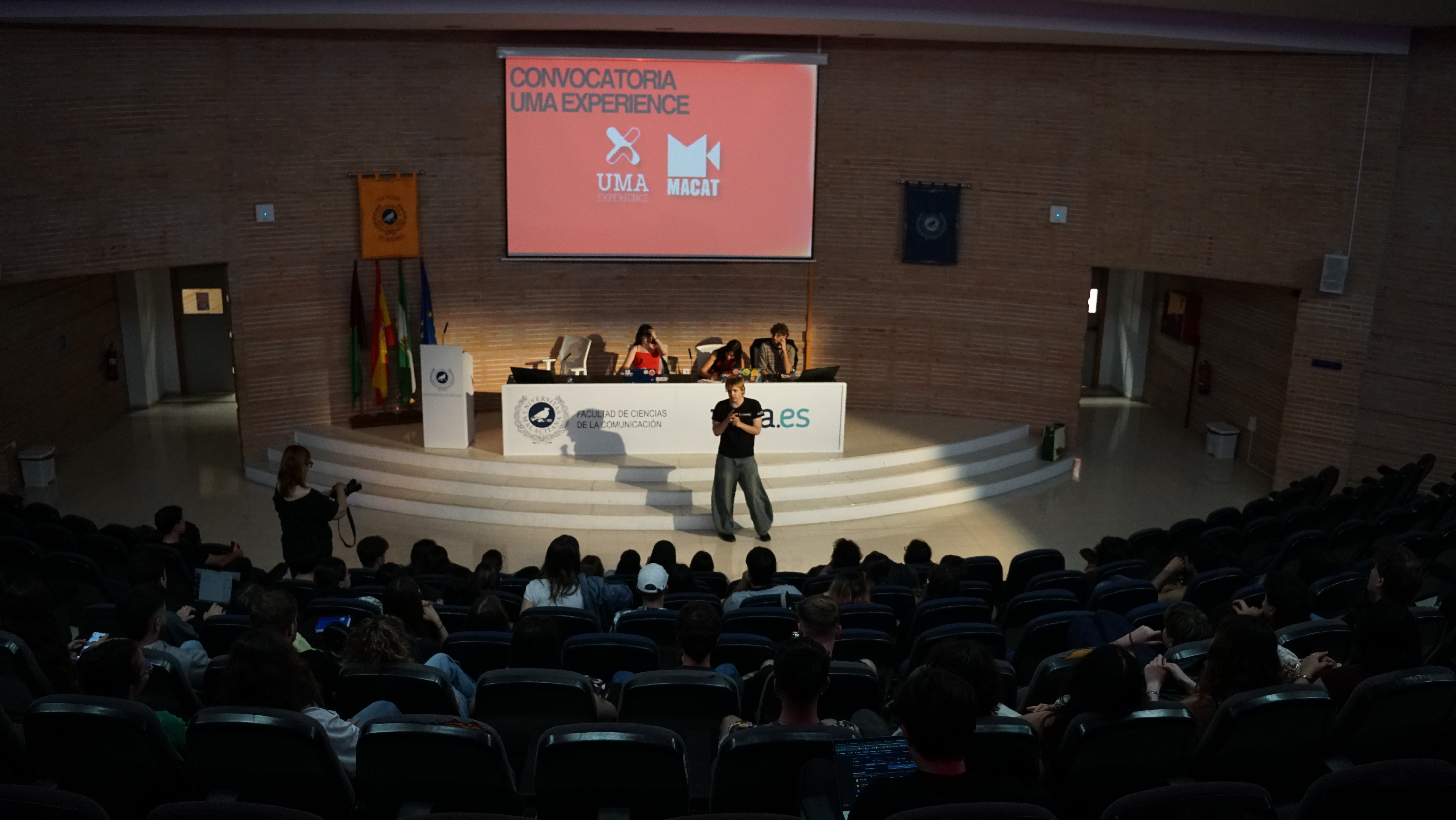 Presentación de la convocatoria UMA Experience x MACAT en el aula magna