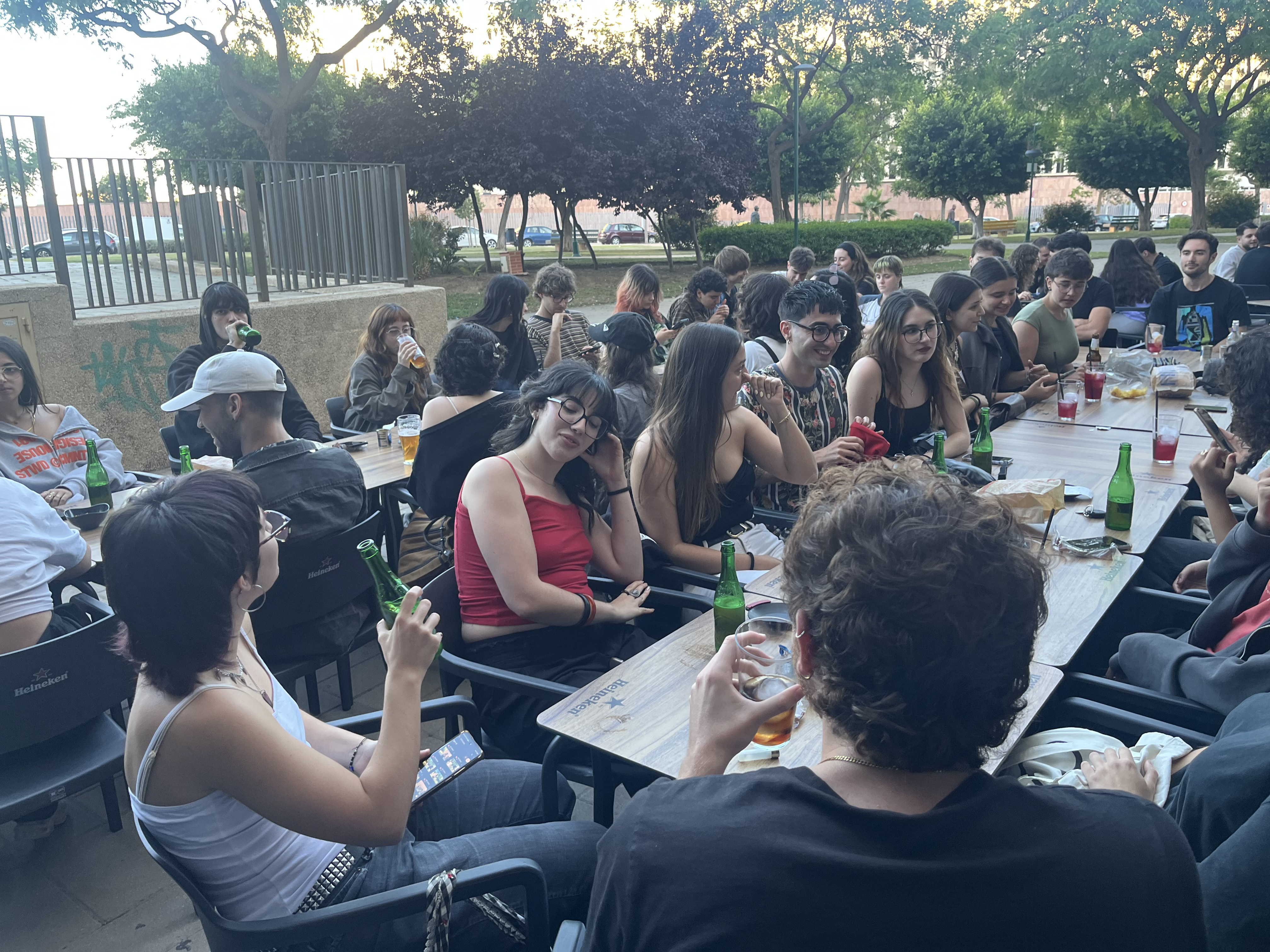 Equipo de MACAT reunido en una terraza